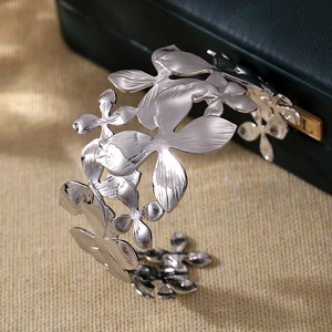 Bracelet jonc ouvert argenté avec fleurs superposées et découpes florales en relief 3D