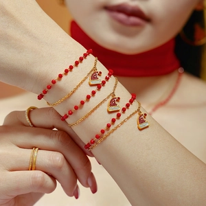 Set collana a doppio strato in acciaio con ciondolo a cappello natalizio e bracciale granato