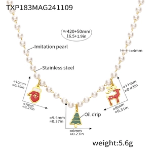 Detailansicht der Perlen-Weihnachtskette mit bunten Emaille-Baum- und Hirschanhängern
