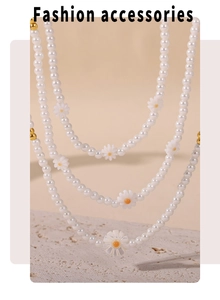 Gros plan détaillé du collier de perles marguerite sur un socle en pierre naturelle