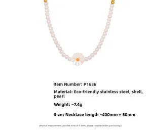 Détail du pendentif marguerite en coquille sur collier de perles avec chaîne en acier