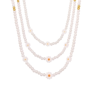Collier chic à plusieurs rangs avec perles blanches, fleurs de marguerite et perles dorées