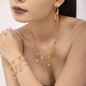 Set gioielli natalizi con collana HAPPY, bracciale e orecchini indossati da una modella