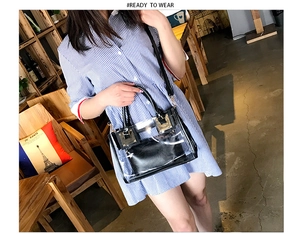 Donna con borsa trasparente in PVC con manici in pelle nera in un ambiente caffè