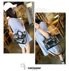 Dettaglio borsa quadrata in PVC trasparente con pochette interna nera e chiusura dorata