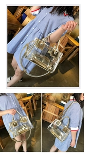 Dettagli della borsa trasparente in PVC con manici dorati e pochette interna oro