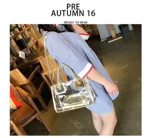 Dettaglio della borsa in PVC trasparente con finiture dorate e pochette interna in pelle