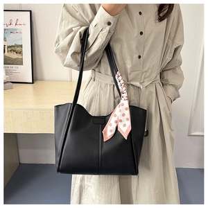 Detailansicht der schwarzen Leder-Shopper-Tasche mit gepunktetem Halstuch und Schultergurt
