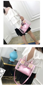 Dettaglio borsa a mano in PVC rosa trasparente con pochette interna e fibbie dorate