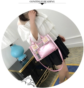 Borsa a mano rosa trasparente in PVC con pochette interna e tracolla sottile
