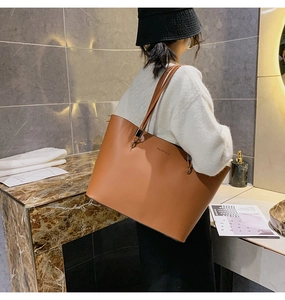Detailansicht braune Shopper Tasche mit Fashion-Prägung und matter Lederstruktur