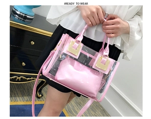 Dettaglio borsa in PVC trasparente rosa con custodia interna e manici in metallo oro