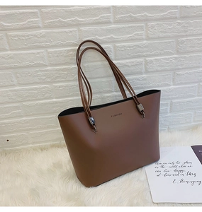 Detail einer großen dunkelbraunen Tote Bag aus Kunstleder mit FASHION-Schriftzug