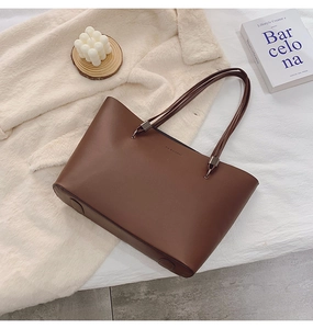 Detailansicht der braunen Ledershopper mit FASHION-Prägung und Bodenschutz-Noppen