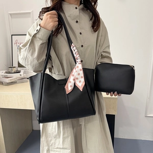 Große schwarze Leder-Einkaufstasche mit Seidenschal und passender kleiner Clutch-Tasche
