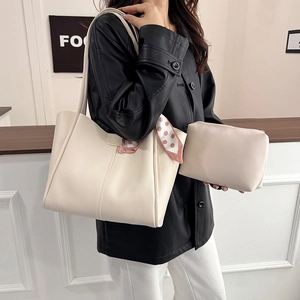 Große cremefarbene Tote Bag mit passender Tasche und gepunktetem Schal am Model