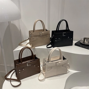 Sacs cabas carrés minimalistes en quatre couleurs sur présentoir au style luxueux