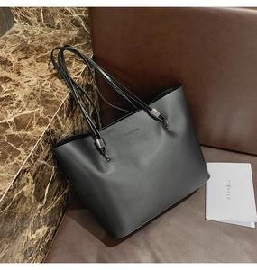 Detailansicht der schwarzen matten Shopper-Tasche mit FASHION-Prägung und Metallschnallen