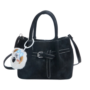 Sac seau noir mat chic avec surpiqûres contrastées et breloque en peluche pour chiot