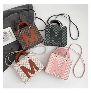 Vue détaillée de quatre sacs à main élégants avec broderie intégrale de motifs M