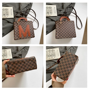 Vue détaillée du sac bandoulière marron avec grand logo lettre M orange en quatre angles