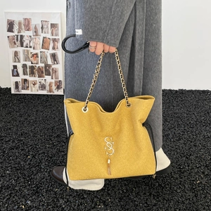 Sac fourre-tout tendance en daim jaune avec chaîne dorée et détail de logo à franges