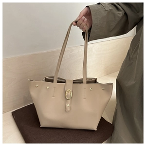 Dettaglio della borsa tote nude capiente con fibbia dorata e rivetti decorativi