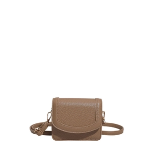 Klassische braune Satteltasche aus genarbtem Leder mit verstellbarem Riemen auf Weiß