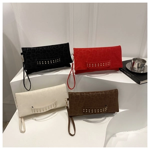 Détail de pochettes en velours gaufré léopard en quatre couleurs avec rivets dorés