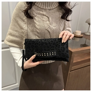 Pochette chic à imprimé léopard avec rivets dorés et une dragonne élégante