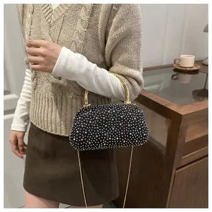 Elegante borsa da sera nera con strass argento e tracolla a catena dorata per donna