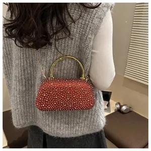 Borsa da sera scintillante con strass, manico in bambù dorato e tracolla a catena chic