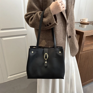 Grande borsa tote nera in ecopelle con fibbia dorata e doppi spallacci lunghi
