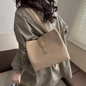 Borsa tote minimalista in pelle PU beige con doppi manici e fibbia dorata elegante