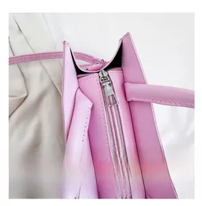 Detailopname van de roze leren tas met gladde zilveren metalen rits en nette stiksels