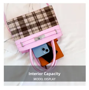 Interne capaciteit van geruite patchwork handtas met ruimte voor telefoon en boek