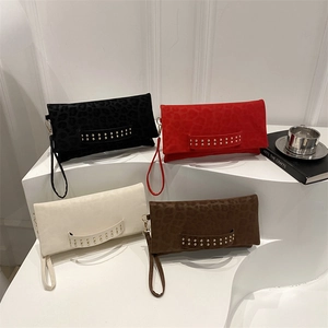 Pochettes léopard tendance avec clous dorés et dragonnes, disponibles en quatre coloris variés
