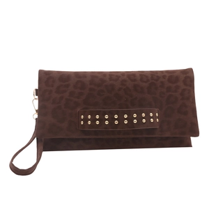 Bolso bandolera con estampado de leopardo, remaches dorados y correa de muñeca