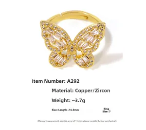 Detail von Schmetterlingsring mit hohlen Flügeln und Zirkonia in 18K Goldbeschichtung