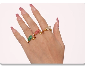 Vue détaillée de trois bagues plaquées or 18 carats avec émeraude, rubis et zircones blancs