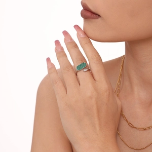 Bague ouverte en acier inoxydable avec pavé de zircons verts sur anneau argenté
