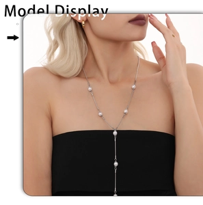 Détail d'un élégant collier en Y en acier inoxydable avec perles sur un modèle féminin