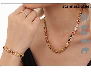 Gros plan d'un ensemble de bijoux en acier doré avec pierres colorées et zircons