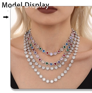 Vue macro d'un collier multicouche avec cœurs en zircon coloré sur un mannequin
