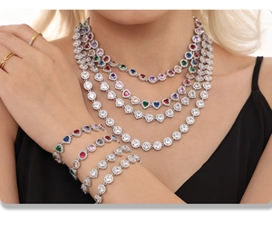 Détail de l'ensemble colliers et bracelets multi-rangs avec zircons cœurs colorés