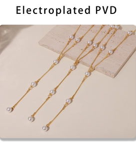 Détail du collier plaqué or PVD avec perles blanches et accents métalliques tubulaires