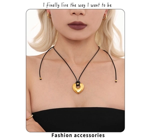 Pendentif cœur en or poli sur long collier cordon noir ajustable porté par un mannequin