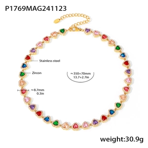 Vue détaillée du collier en zircon en forme de cœur avec dimensions en acier doré