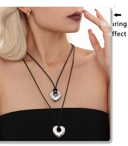 Effet porté de deux pendentifs cœur avec cordons noirs en cire réglables
