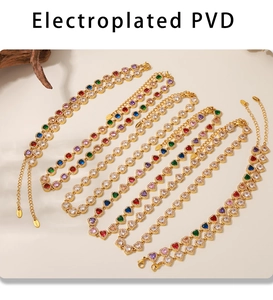 Détail de bracelets en plaqué or PVD avec des pierres précieuses en forme de cœur